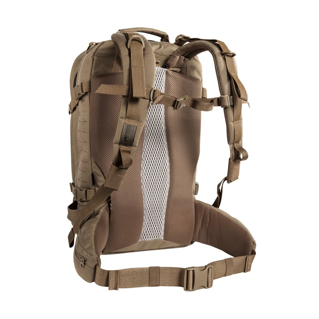 Mochila Mission Pack MKII 37 L Coyote, vista frontal; capacidad 37 L, espalda reforzada, dos compartimentos y varios bolsillos.