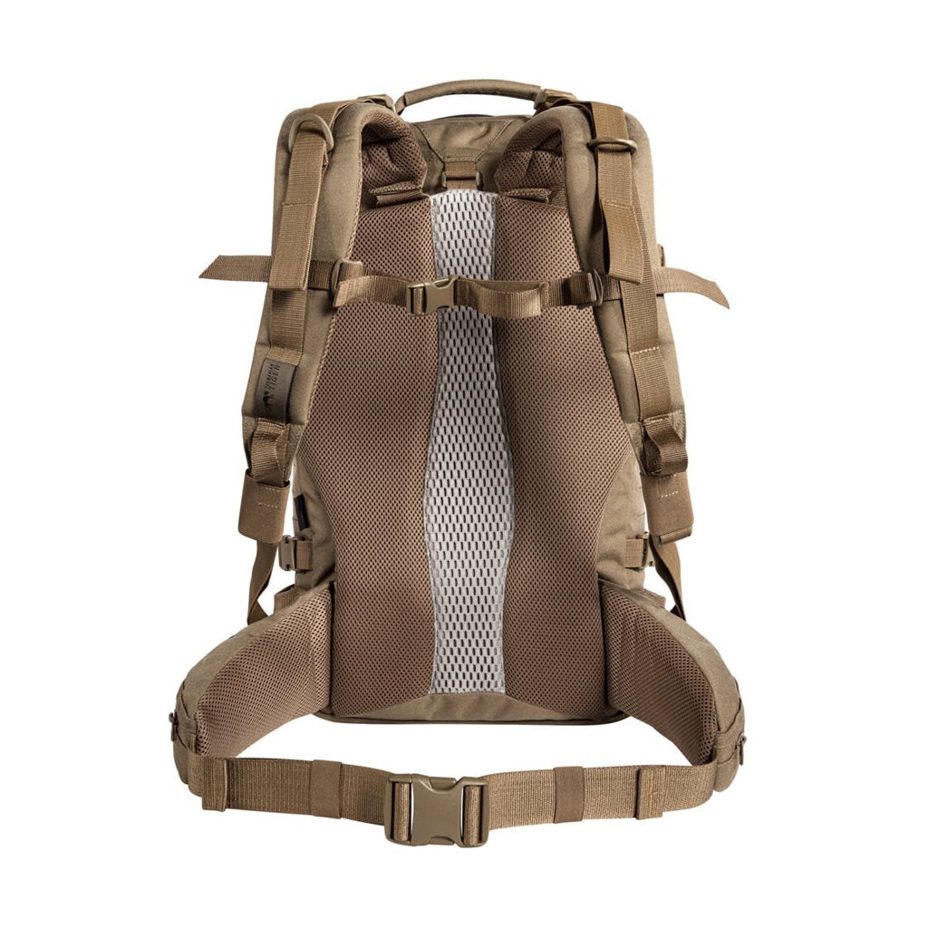 Mochila Mission Pack MKII 37 L Coyote, vista frontal; capacidad 37 L, espalda reforzada, dos compartimentos y varios bolsillos.