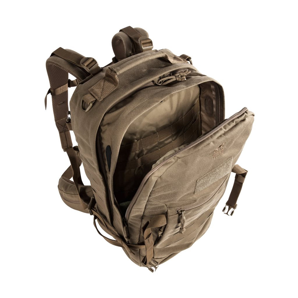 Mochila Mission Pack MKII 37 L Coyote, vista frontal; capacidad 37 L, espalda reforzada, dos compartimentos y varios bolsillos.