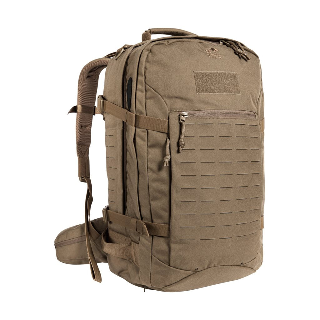 Mochila Mission Pack MKII 37 L Coyote, vista frontal; capacidad 37 L, espalda reforzada, dos compartimentos y varios bolsillos.