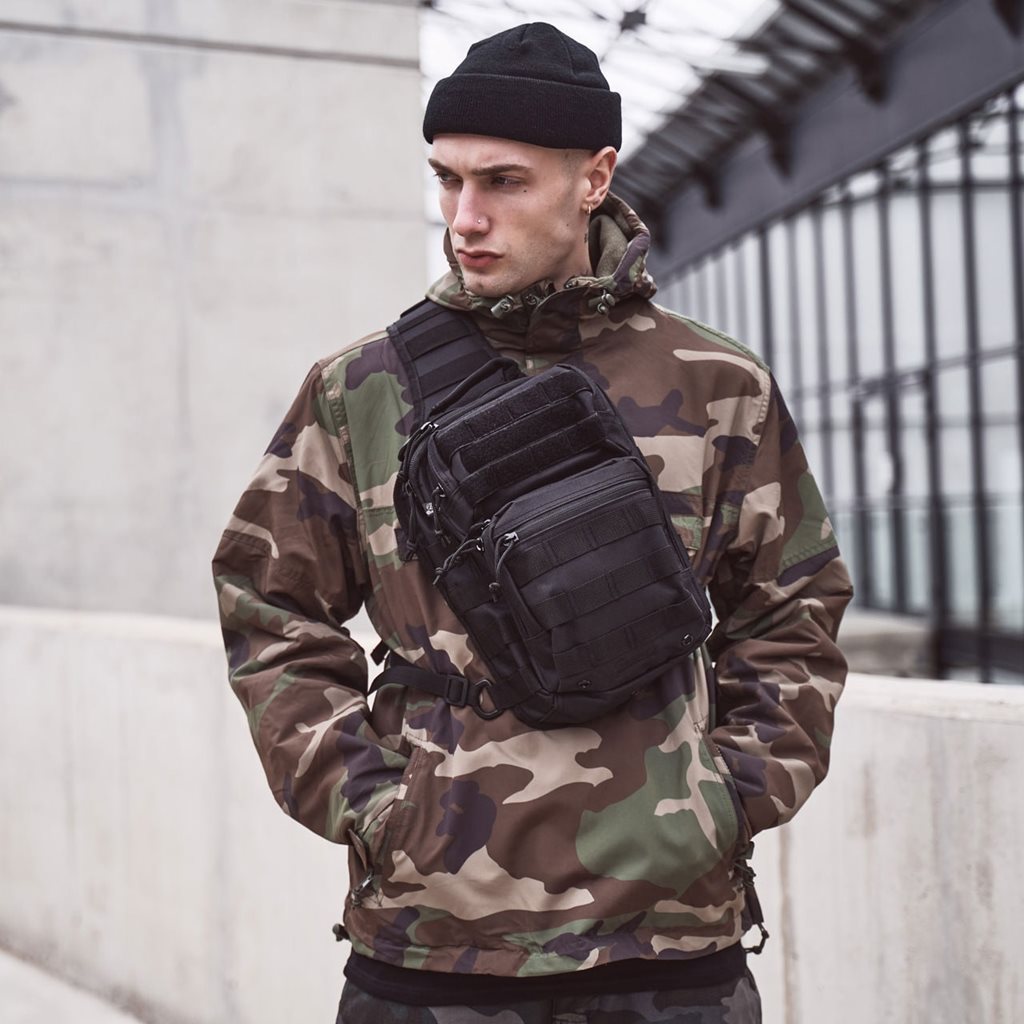 Bolsa bandolera US Cooper Sling negra 8 l en poliester 600D con sistema MOLLE/PALS y funda para tablet