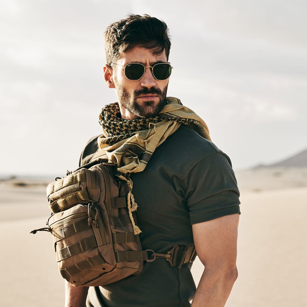 Bolsa bandolera US Cooper Sling negra 8 l en poliester 600D con sistema MOLLE/PALS y funda para tablet