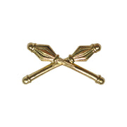 Insignia de solapa ČSLA con dos mazas doradas cruzadas, sujeción con dos pasadores traseros