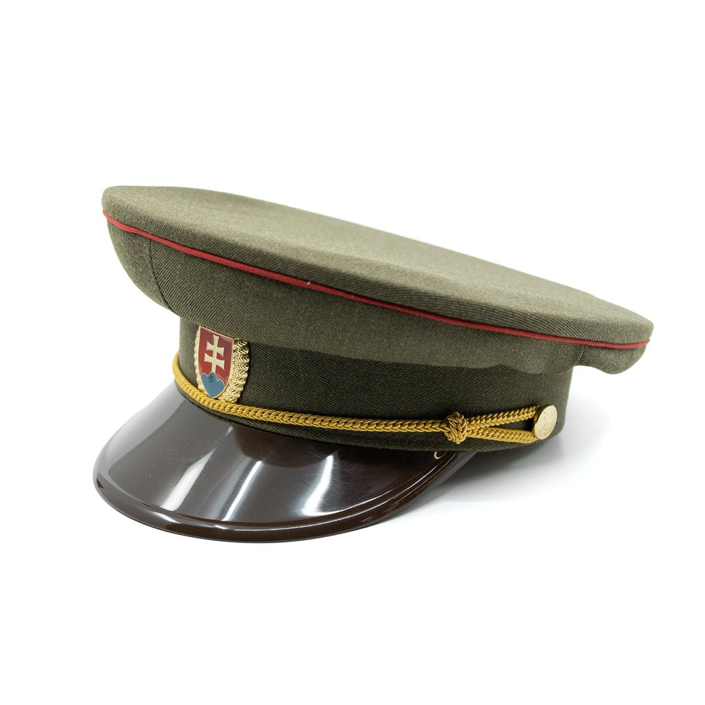 Brigadýrka SK verde con distintivo dorado, visera de plástico y línea roja