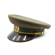 Brigadýrka SK verde con distintivo dorado, visera de plástico y línea roja
