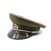 Gorra brigadyrka verde con insignia plateada, visera de plástico y línea roja