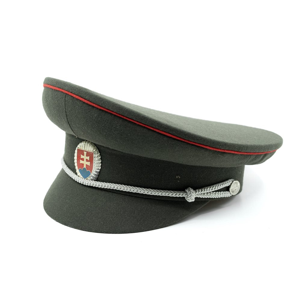 Brigadýrka SK verde con placa plateada y línea roja, vista frontal