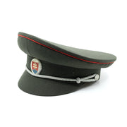 Brigadýrka SK verde con placa plateada y línea roja, vista frontal