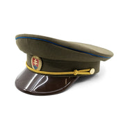 Brigadýrka SK verde con emblema dorado, visera de plástico y línea azul