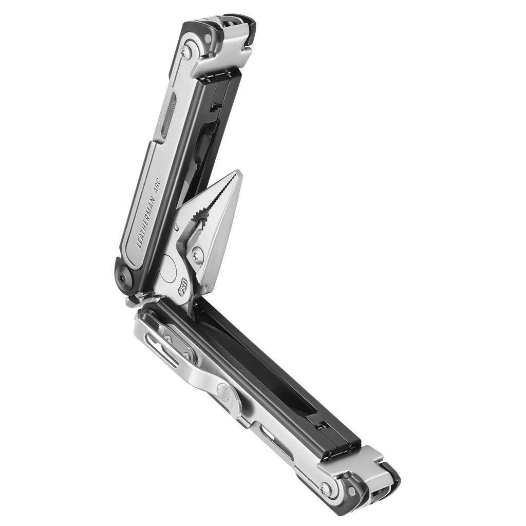 Multiherramienta Leatherman ARC plegable gris y plata con hoja de acero CPM MagnaCut
