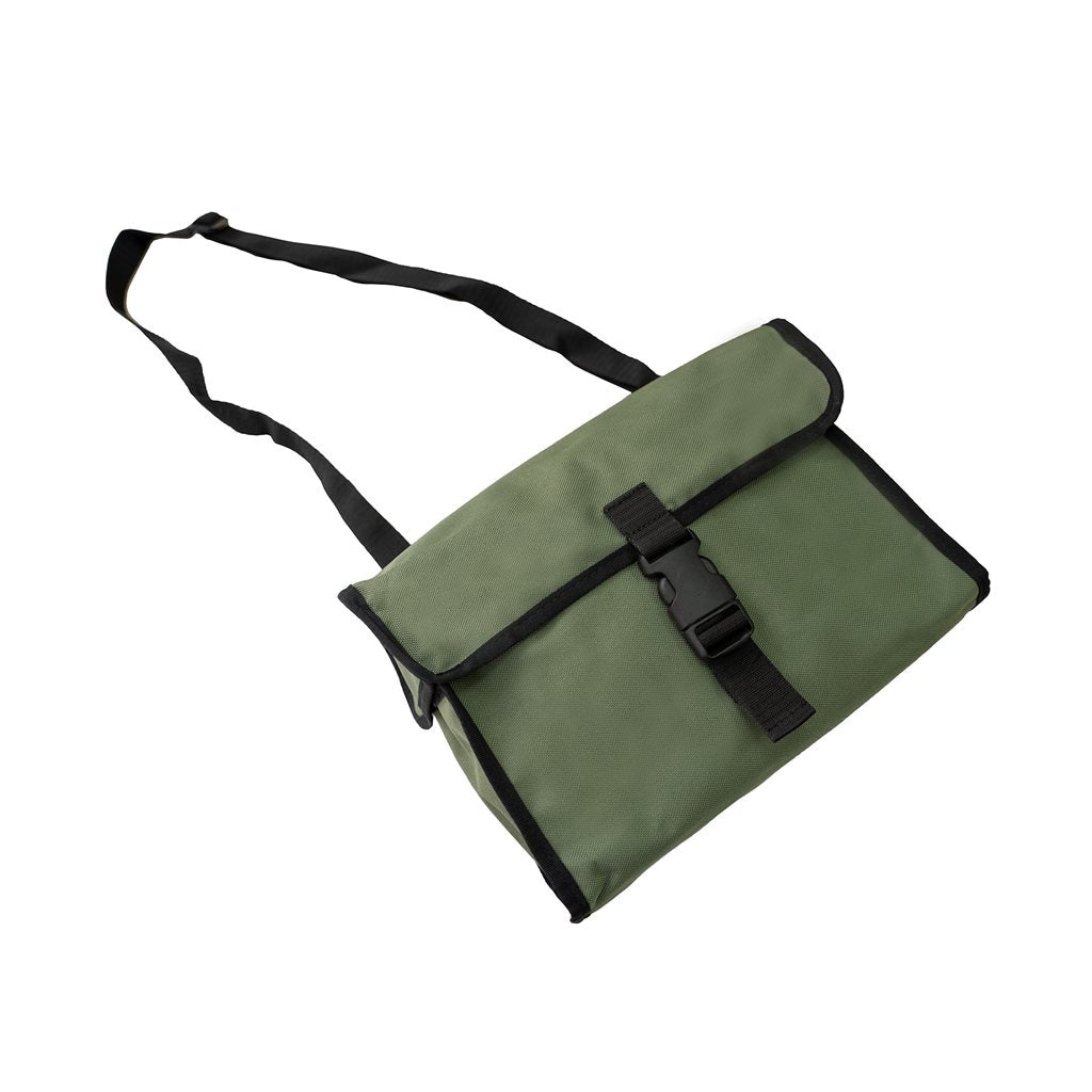 Bolsa ligera verde 'Chlebník' bandolera con correa negra y bolsillo frontal, 19x26x11 cm
