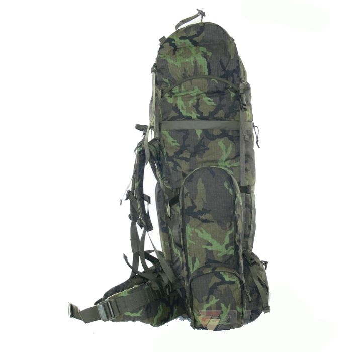 Mochila TL120 ACR vz.95 ALP usada en patrón bosque, vista general