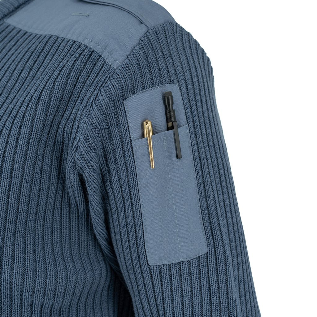 Suéter militar francés azul, cuello en V, 100% lana, hombros y codos reforzados, bolsillo en manga
