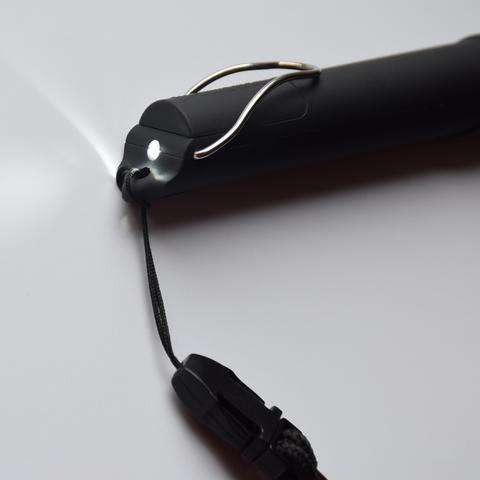 Silbato electrónico negro con luz LED y cordón ajustable con hebilla de plástico