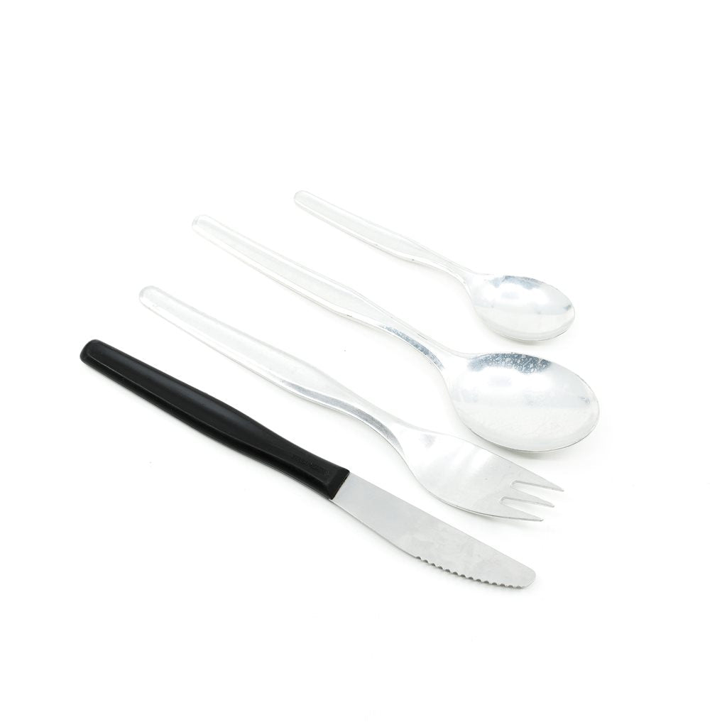 Juego de cubiertos de aluminio AČR con funda blanca (tenedor, cuchillo, cuchara sopera, cucharilla de té)
