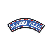Parche arqueado con texto VOJENSKÁ POLÍCIA
