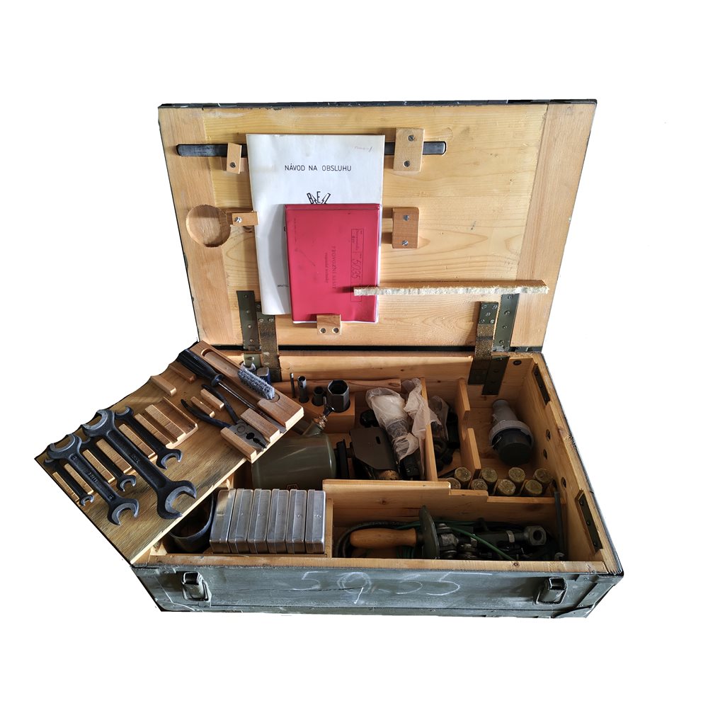 Caja para grupos electrógenos con accesorios ČSLA, contenido variable