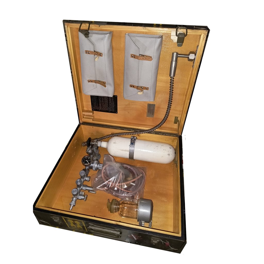 Inhalador de oxígeno KIP en caja de madera tipo maletín (51 x 44 x 18 cm)