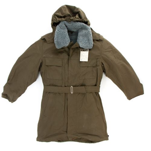Abrigo vz.85 verde militar con capucha y cuello mostrado en imagen