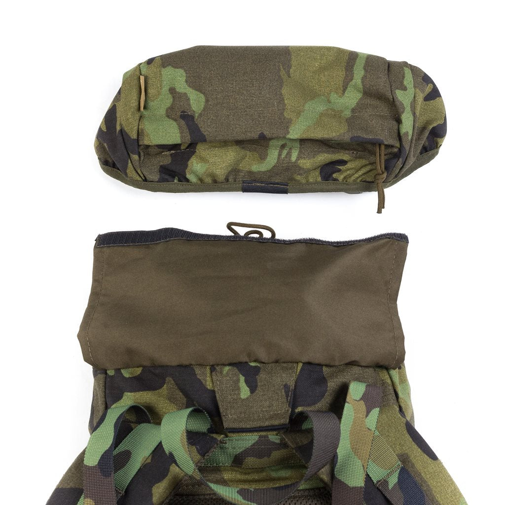 Mochila SCOUT 30 L vz95 LES en camuflaje vz95 LES con compatibilidad MOLLE/PALS y manga interior ajustable
