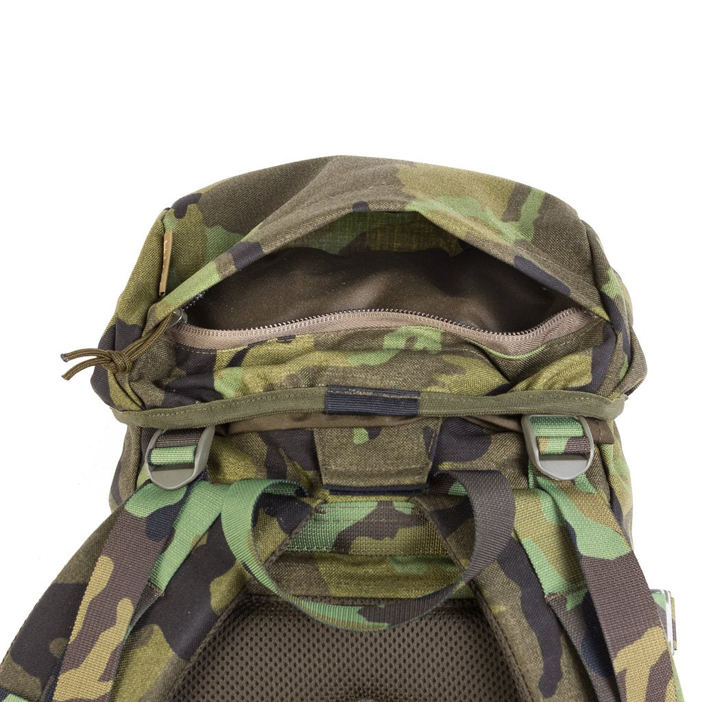 Mochila SCOUT 30 L vz95 LES en camuflaje vz95 LES con compatibilidad MOLLE/PALS y manga interior ajustable