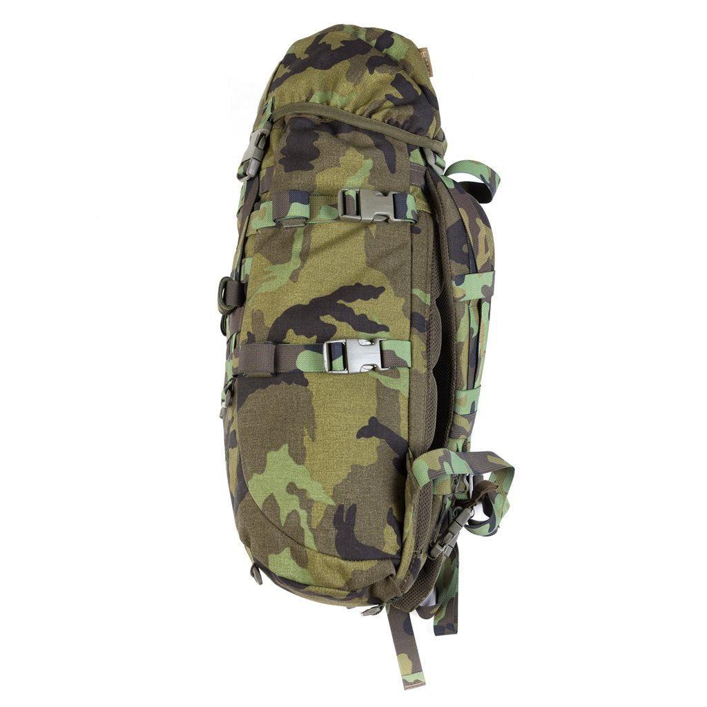 Mochila SCOUT 30 L vz95 LES en camuflaje vz95 LES con compatibilidad MOLLE/PALS y manga interior ajustable
