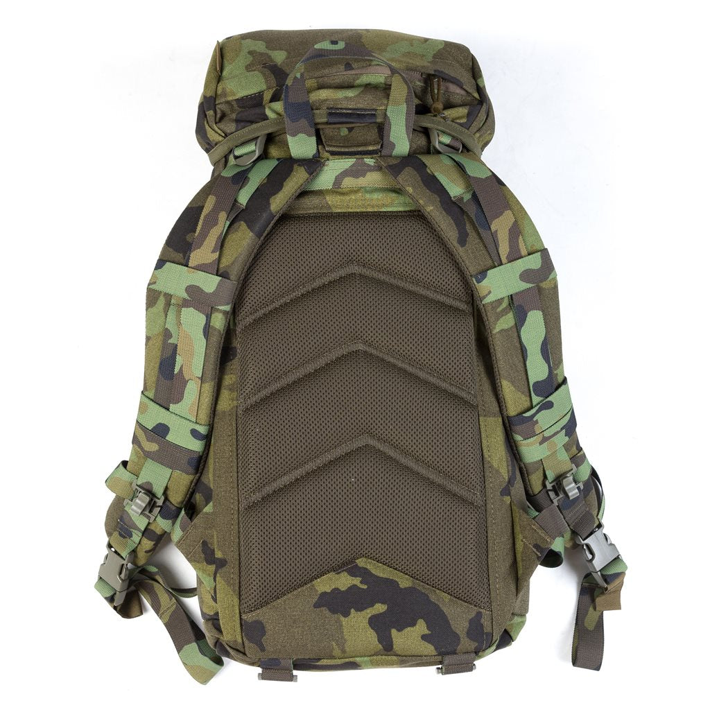 Mochila SCOUT 30 L vz95 LES en camuflaje vz95 LES con compatibilidad MOLLE/PALS y manga interior ajustable