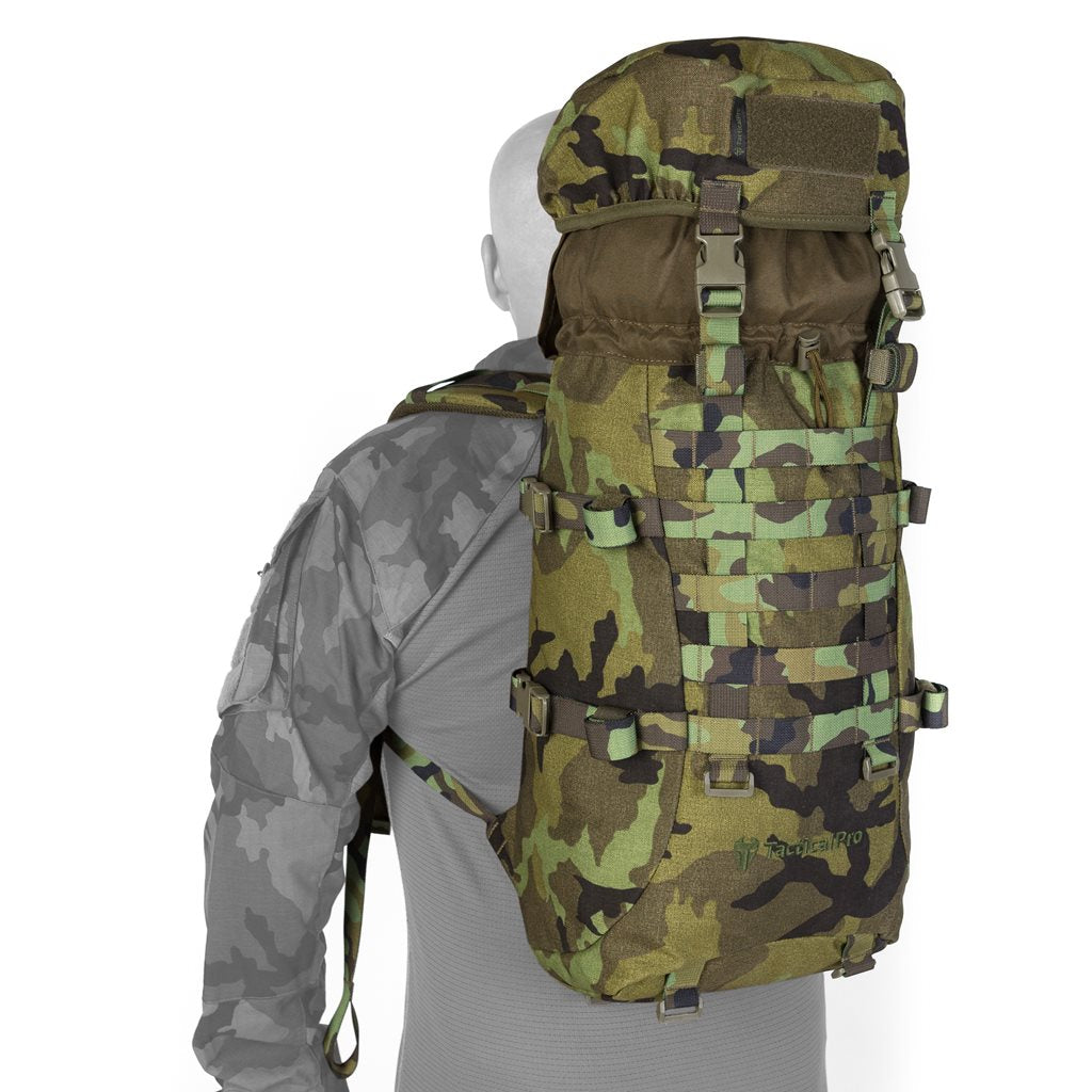 Mochila SCOUT 30 L vz95 LES en camuflaje vz95 LES con compatibilidad MOLLE/PALS y manga interior ajustable