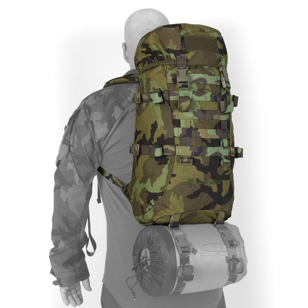 Mochila SCOUT 30 L vz95 LES en camuflaje vz95 LES con compatibilidad MOLLE/PALS y manga interior ajustable