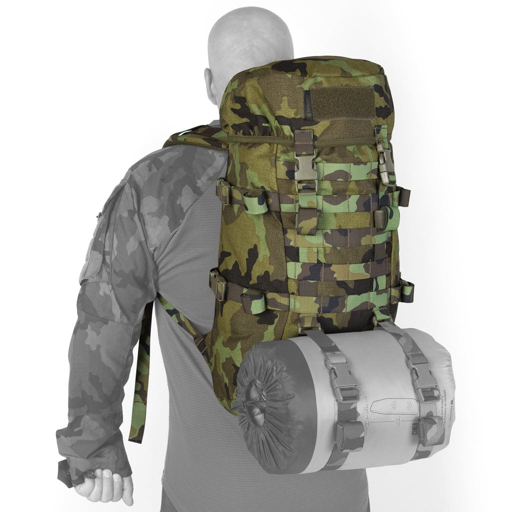 Mochila SCOUT 30 L vz95 LES en camuflaje vz95 LES con compatibilidad MOLLE/PALS y manga interior ajustable