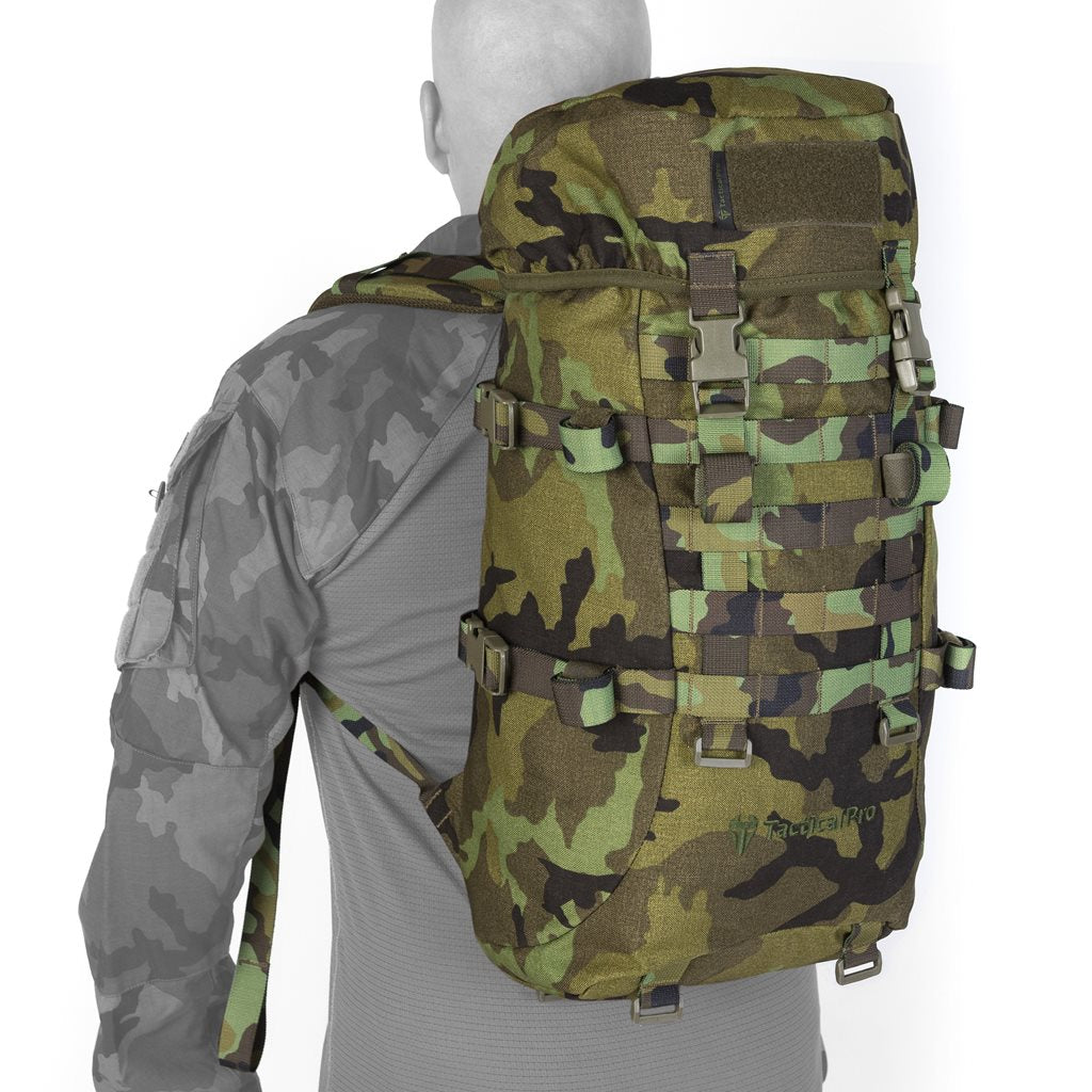 Mochila SCOUT 30 L vz95 LES en camuflaje vz95 LES con compatibilidad MOLLE/PALS y manga interior ajustable