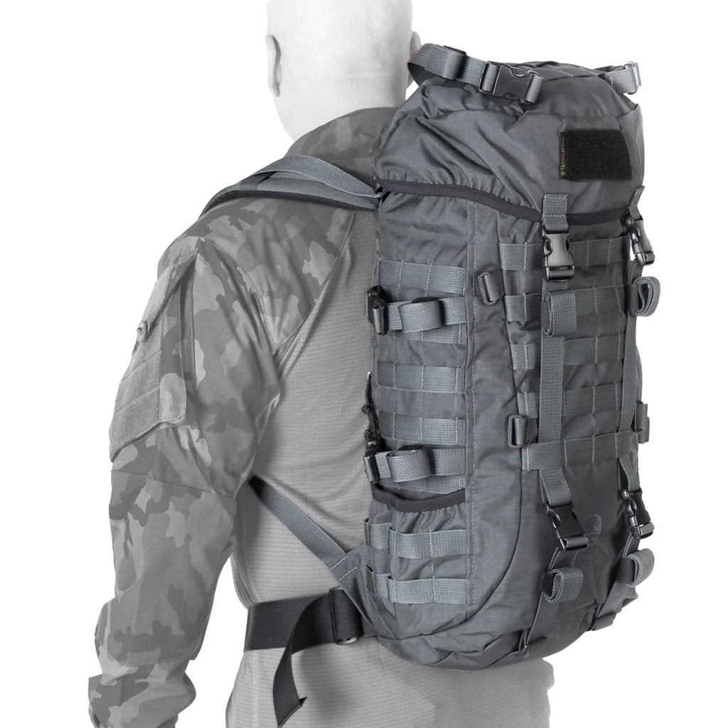 Mochila táctica negra 30 L, vista frontal