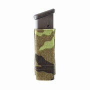 Funda FAST autoretención para cargador de pistola vz.95 en camuflaje forestal