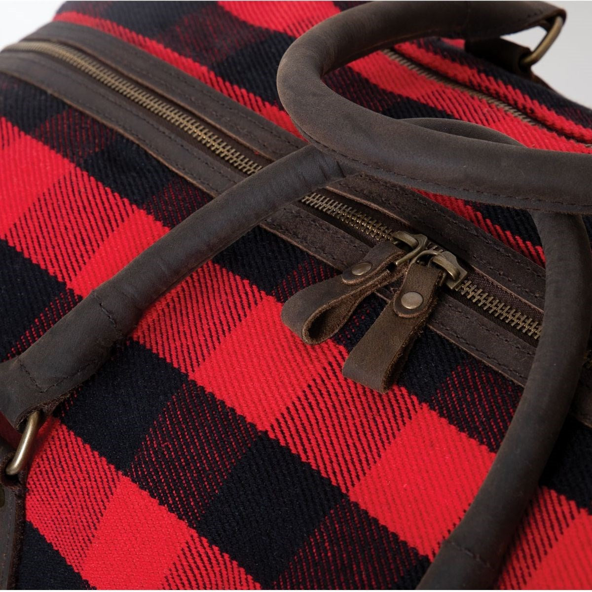 Bolsa de viaje Extended Weekender Red Plaid con cuadros rojos, asas de cuero y herrajes de latón