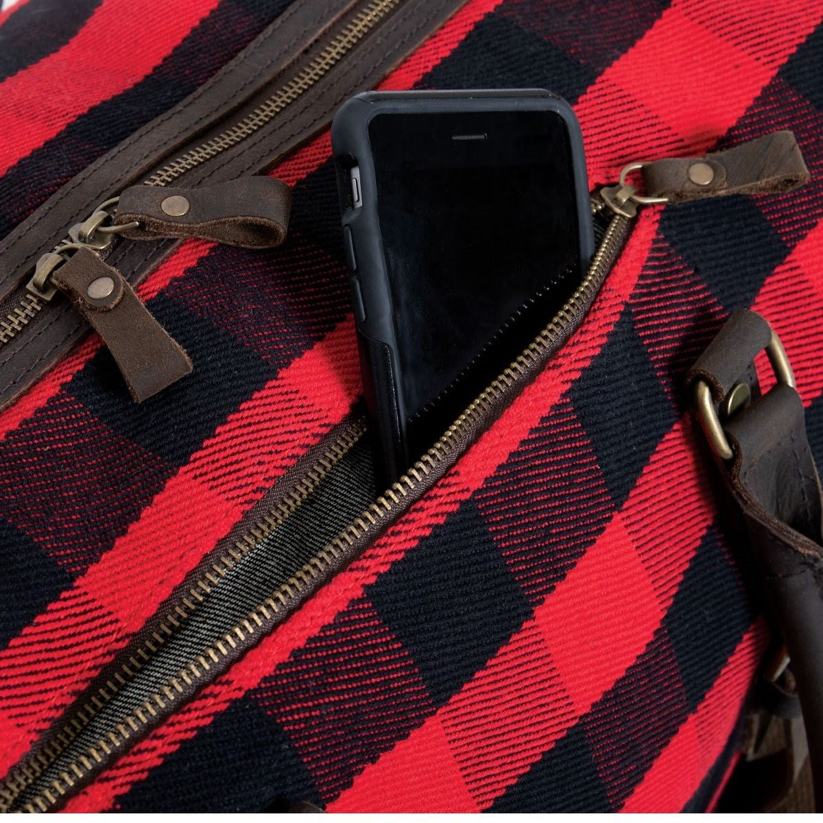 Bolsa de viaje Extended Weekender Red Plaid con cuadros rojos, asas de cuero y herrajes de latón