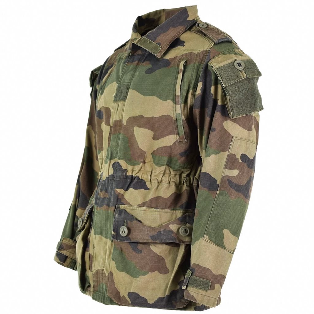 Chaqueta Francesa Combat T4 Rip-Stop CCE nueva sin uso, vista frontal con bolsillos y paneles velcro