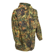 Parka BW Flecktarn usada sin forro, vista frontal con bolsillos y puños ajustables