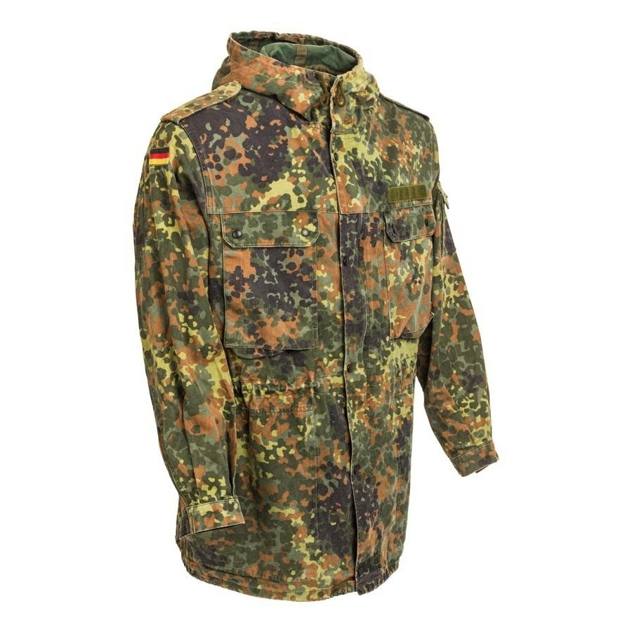 Parka BW Flecktarn sin forro seminueva, vista frontal con bolsillos y cierres