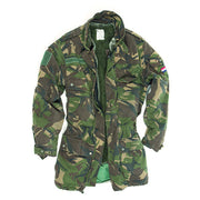 Parka holandesa DPM usada con forro de piel, vista frontal