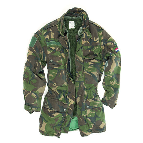 Parka holandesa DPM usada con forro de piel, vista frontal