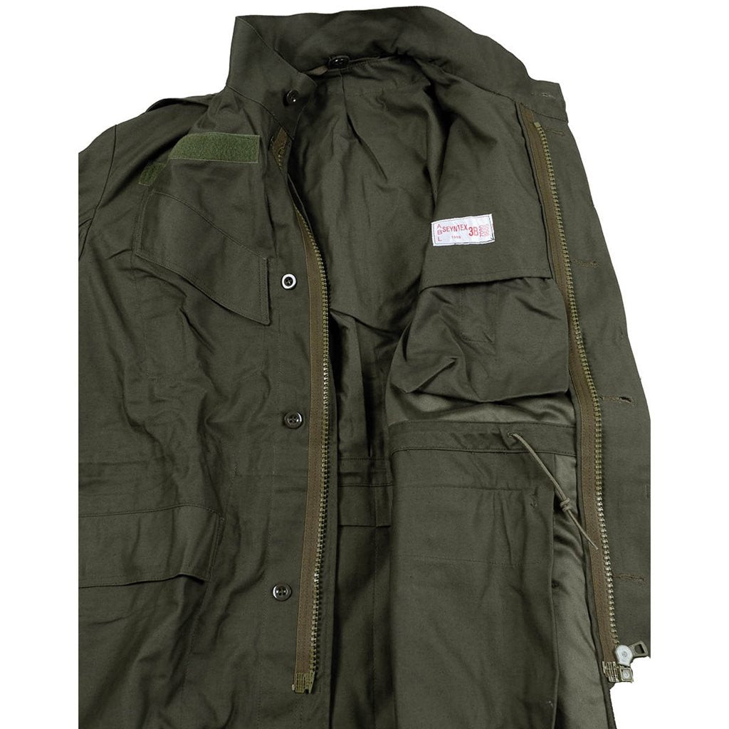 Parka Belga M88 verde de origen militar, vista frontal mostrando bolsillos