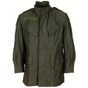 Parka Belga M88 verde de origen militar, vista frontal mostrando bolsillos