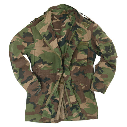 Parka eslovaca SK vz.97 usada en camuflaje, cierre dañado, vista frontal