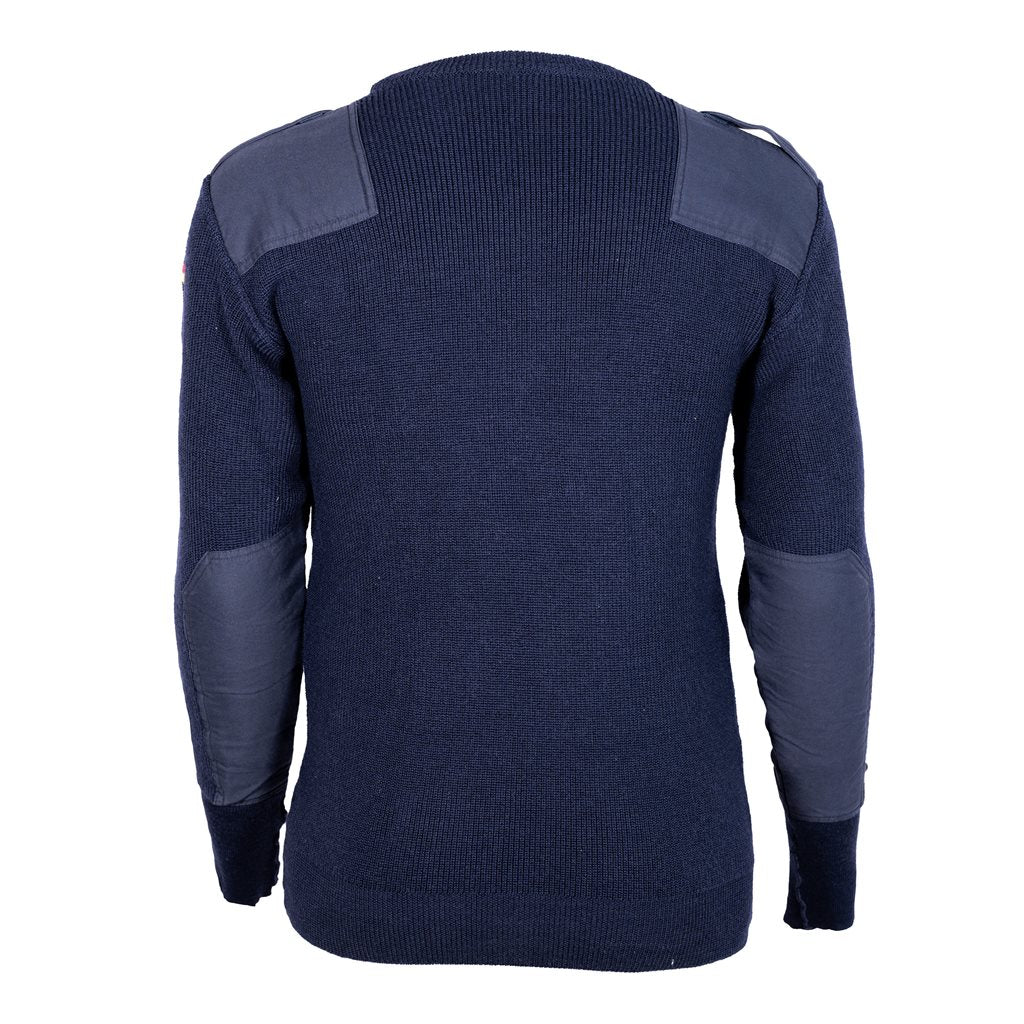 Suéter commando alemán azul usado con refuerzos en hombros y antebrazos, bolsillo de pecho y hombreras con velcro