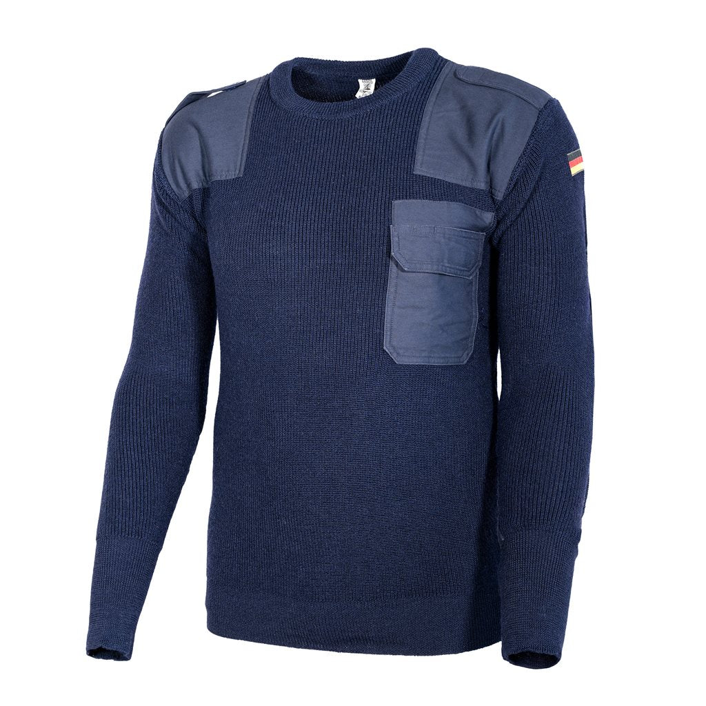 Suéter commando alemán azul usado con refuerzos en hombros y antebrazos, bolsillo de pecho y hombreras con velcro