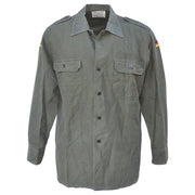 Camisa de campo BW verde usada con parches Bundeswehr y dos bolsillos en el pecho