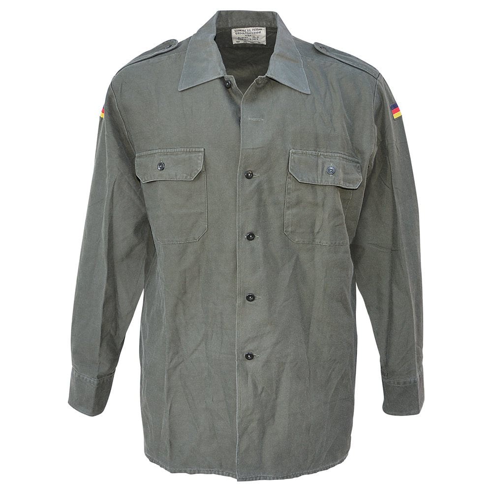 Camisa de campo BW verde usada con parches Bundeswehr y dos bolsillos en el pecho