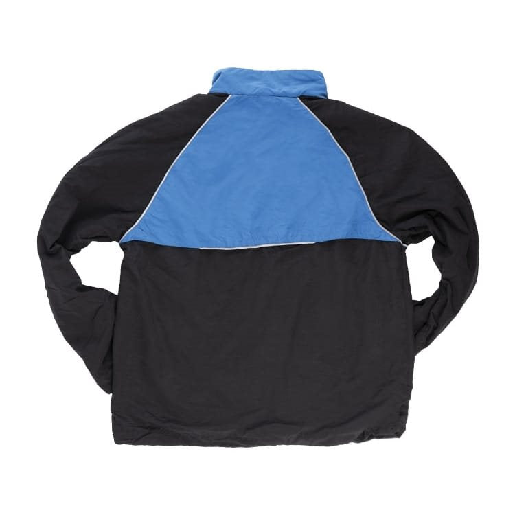Chaqueta cortavientos BW deportiva negra y azul usada, imagen frontal