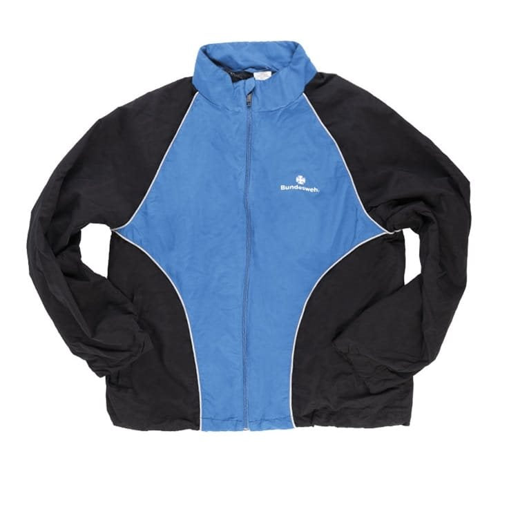 Chaqueta cortavientos BW deportiva negra y azul usada, imagen frontal