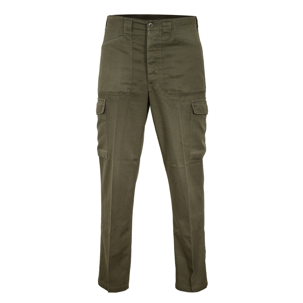 Pantalones austríacos verdes de mujer con cierre de botones y bolsillos frontales y en los muslos